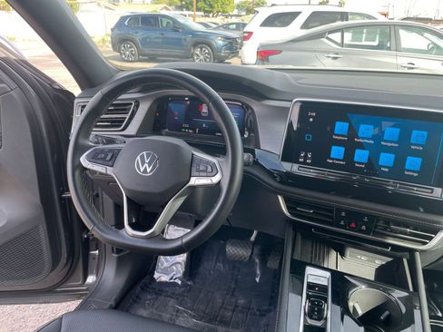 Used 2025 Volkswagen Atlas Cross Sport SE image 36