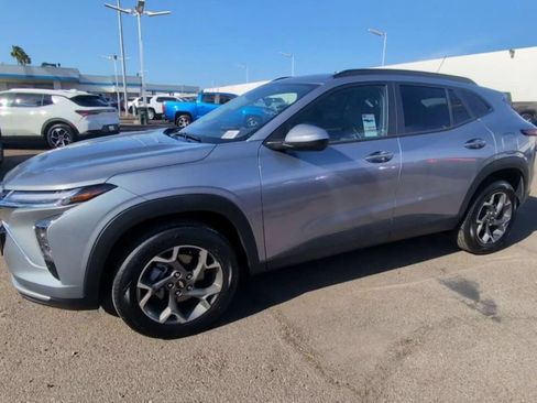 Used 2026 Chevrolet Trax LT FWD image 4
