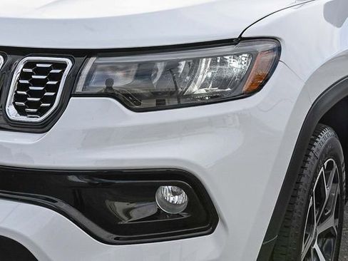 Used 2025 Jeep Compass Limited AWD/4WD image 4
