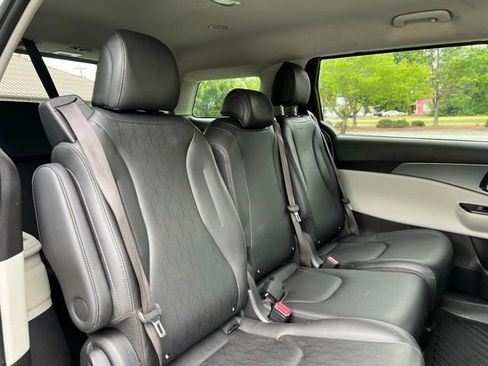 Used 2022 Kia Carnival LX FWD image 18