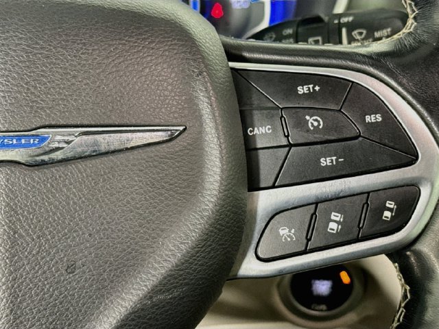 Used 2021 Chrysler Pacifica Touring-L FWD image 12