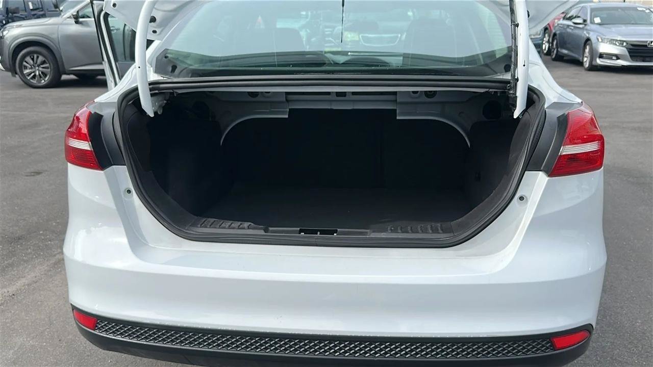 Used 2018 Ford Focus SE w/ SE Appearance Package FWD image 37