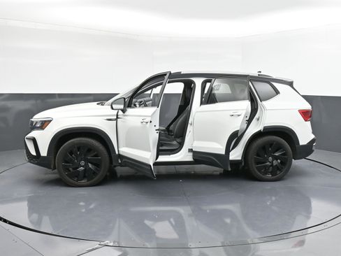 Used 2024 Volkswagen Taos SE w/ Panoramic Sunroof Package image 39