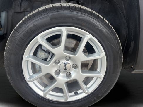 Used 2023 Jeep Renegade Latitude AWD/4WD image 26