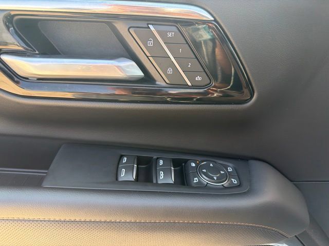 Used 2025 Chevrolet Suburban High Country AWD/4WD image 14