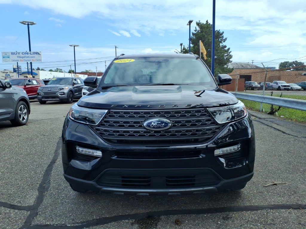 Certified 2024 Ford Explorer XLT w/ Equipment Group 202A AWD/4WD image 3