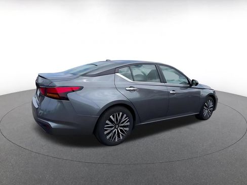 Used 2025 Nissan Altima 2.5 SV FWD image 14