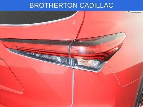 Used 2022 Toyota Highlander XLE AWD/4WD image 13