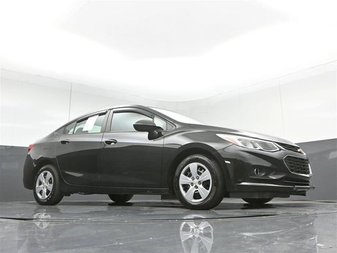 Used 2018 Chevrolet Cruze LS FWD image 31