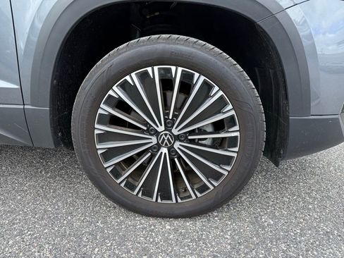 Used 2025 Volkswagen Taos SE w/ Panoramic Sunroof Package image 7