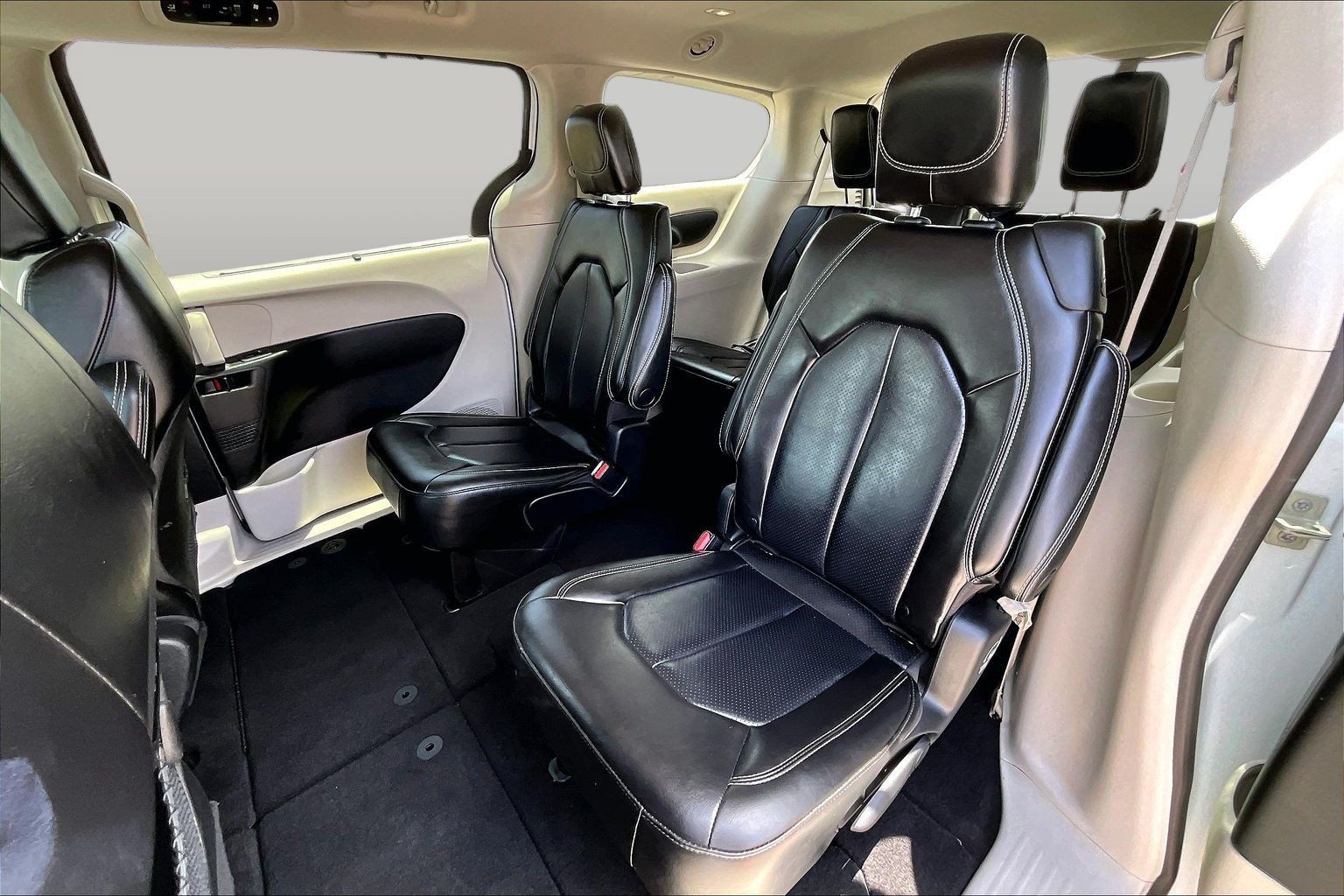 Used 2023 Chrysler Pacifica Touring-L FWD image 27