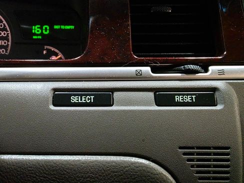 Used 2005 Lincoln Town Car Signature RWD image 30