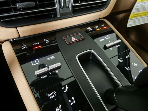 Used 2026 Porsche Macan AWD/4WD image 17