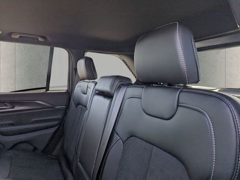 New 2025 Jeep Grand Cherokee Altitude image 7