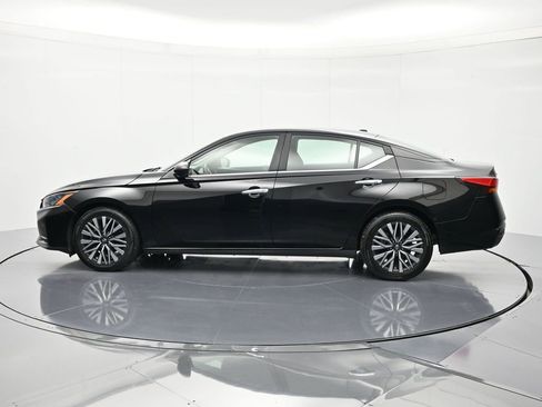 Used 2024 Nissan Altima 2.5 SV FWD image 8