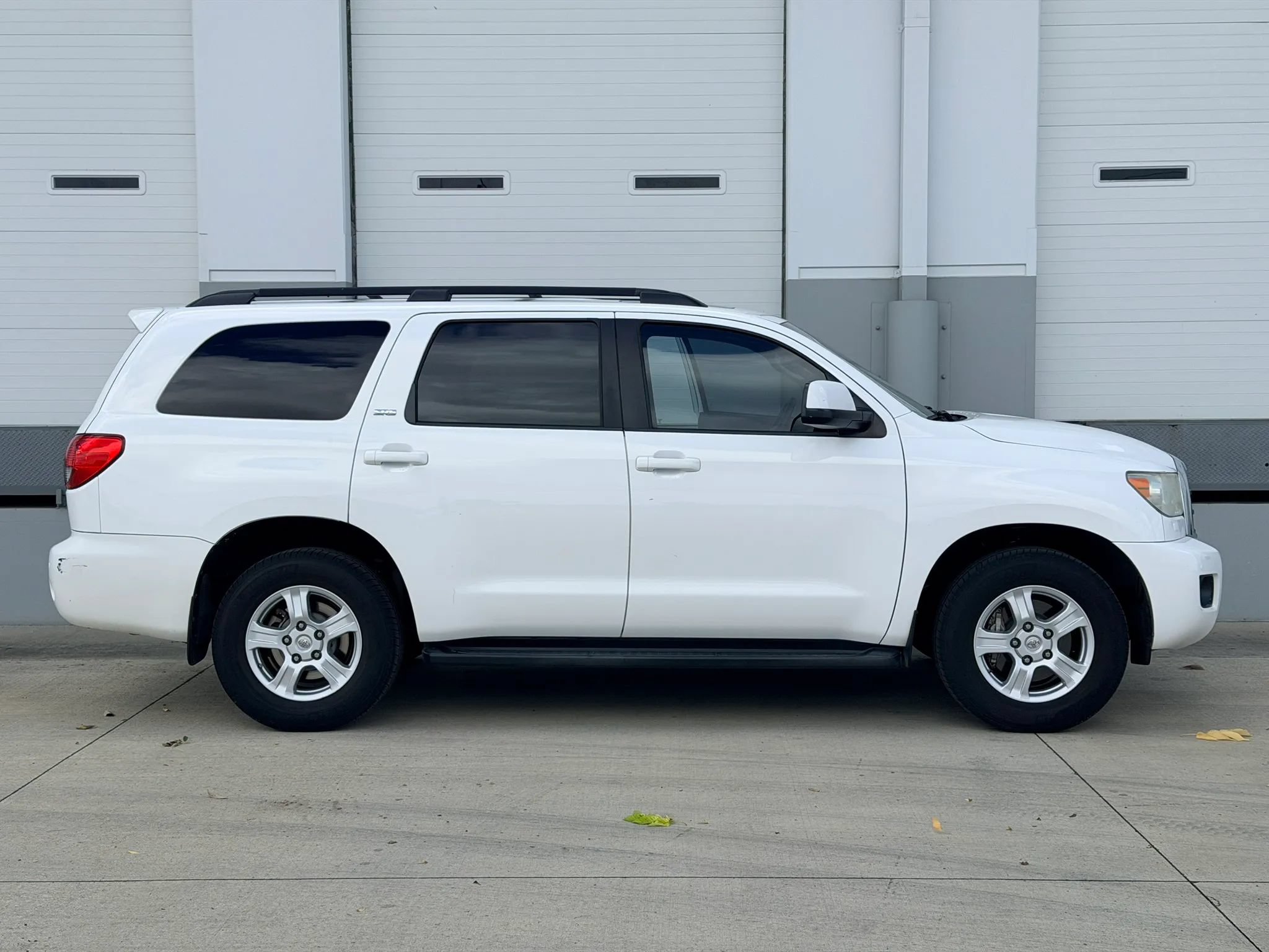 Used 2016 Toyota Sequoia SR5 w/ Premium Package AWD/4WD image 6