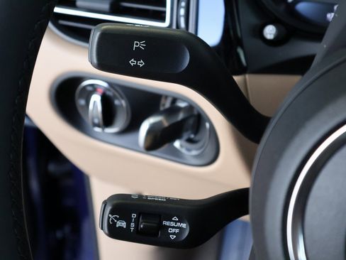 Used 2025 Porsche Macan image 31