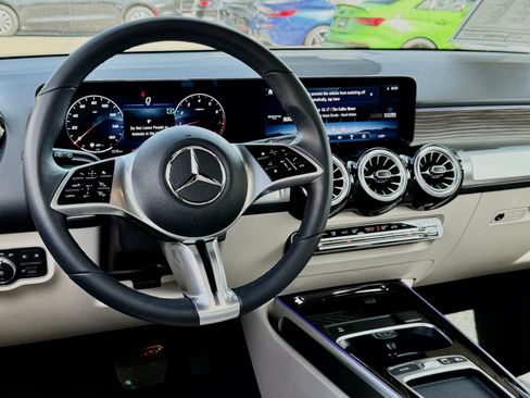 Used 2025 Mercedes-Benz GLB 250 image 40
