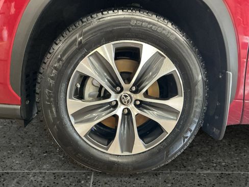 Certified 2024 Toyota Highlander XLE FWD image 14