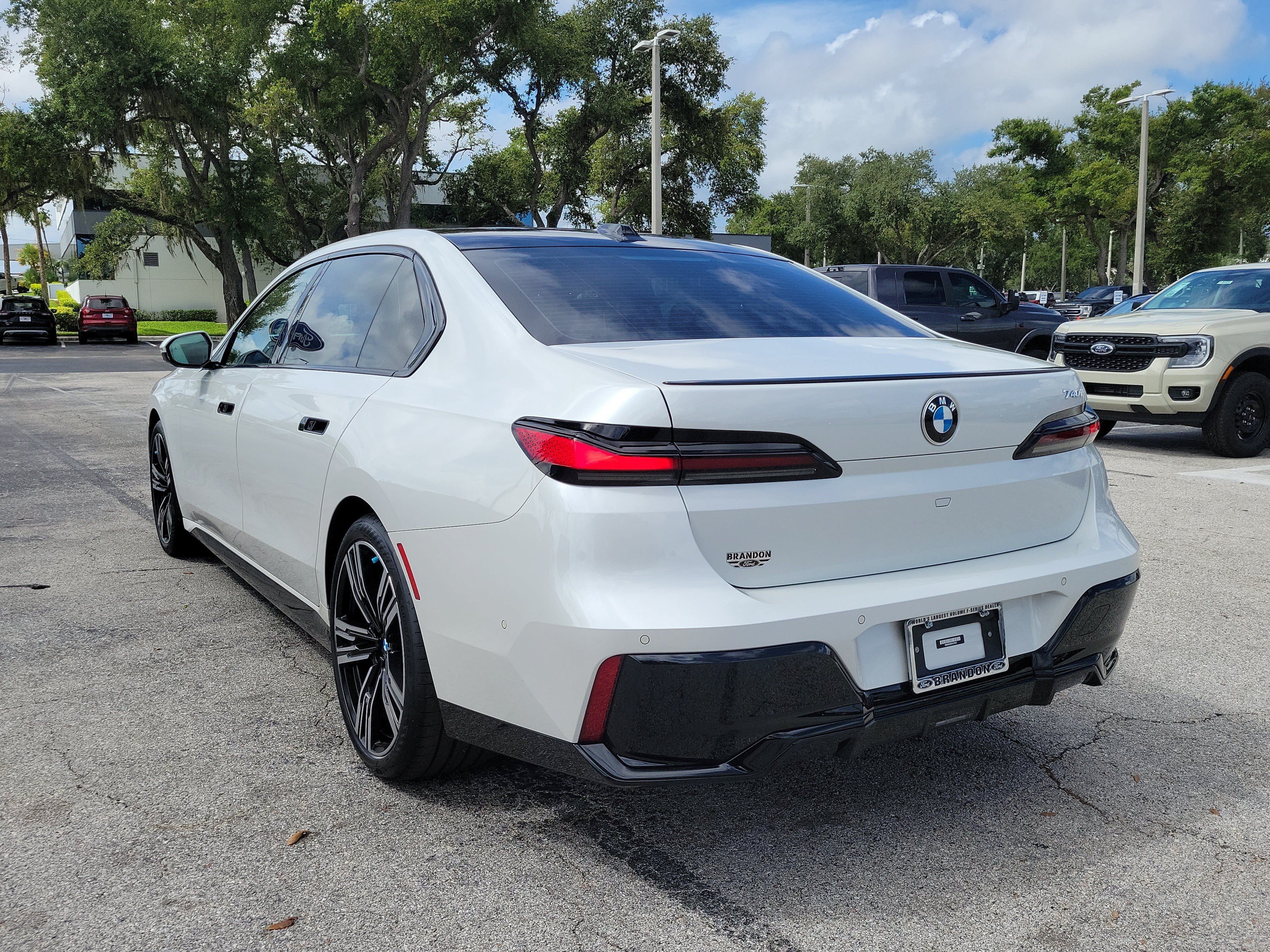 Used 2023 BMW 740i w/ Executive Package RWD image 7
