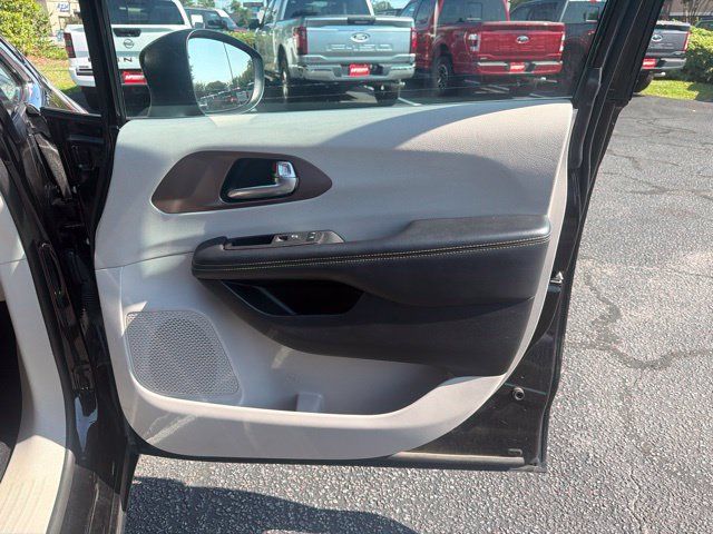 Used 2024 Chrysler Voyager LX FWD image 11