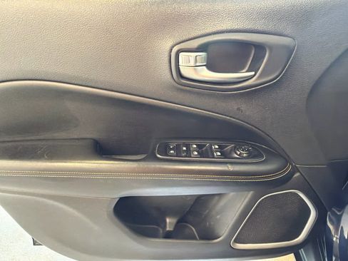 Used 2018 Jeep Compass Latitude w/ Safe & Security Group AWD/4WD image 16