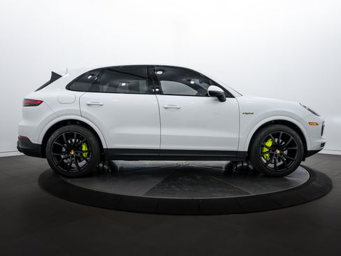 Certified 2022 Porsche Cayenne Platinum Edition image 8