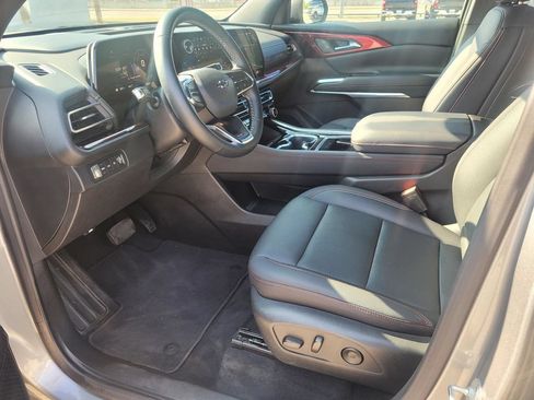 Used 2025 Chevrolet Traverse Z71 AWD/4WD image 2