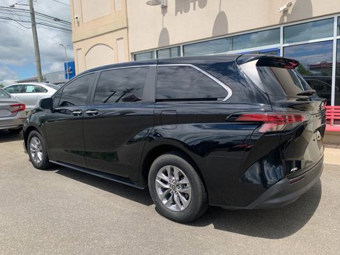 Used 2022 Toyota Sienna XLE AWD/4WD image 5