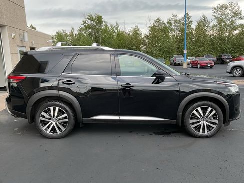 Used 2024 Nissan Pathfinder Platinum w/ Cargo Package AWD/4WD image 4
