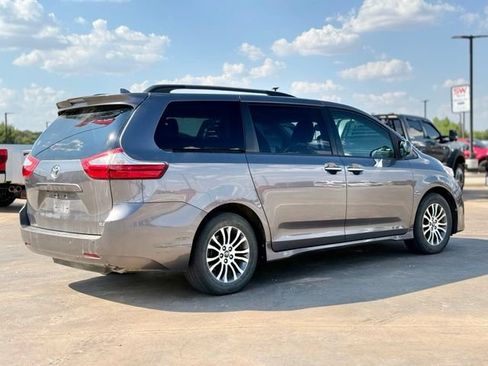Used 2019 Toyota Sienna XLE w/ XLE Navigation Package FWD image 2
