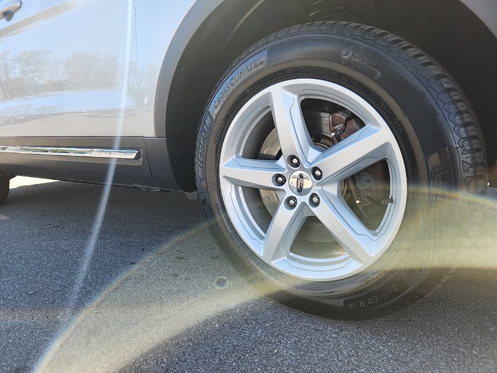 Used 2016 Ford Explorer XLT w/ Equipment Group 202A AWD/4WD image 3