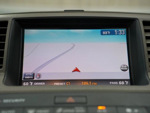 Used 2010 INFINITI M35 w/ Technology Pkg RWD image 19