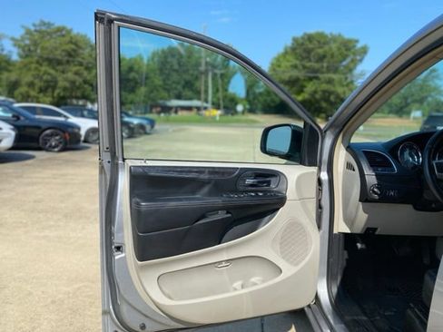 Used 2016 Chrysler Town & Country Touring FWD image 14