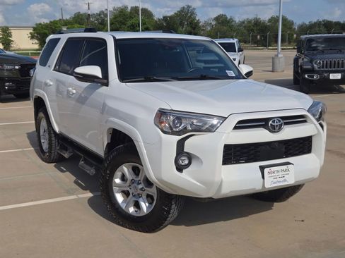 Used 2022 Toyota 4Runner SR5 Premium w/ Moonroof Package AWD/4WD image 2