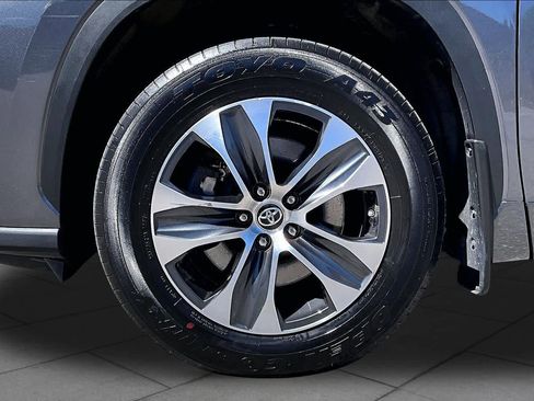 Used 2023 Toyota Highlander XLE AWD/4WD image 11