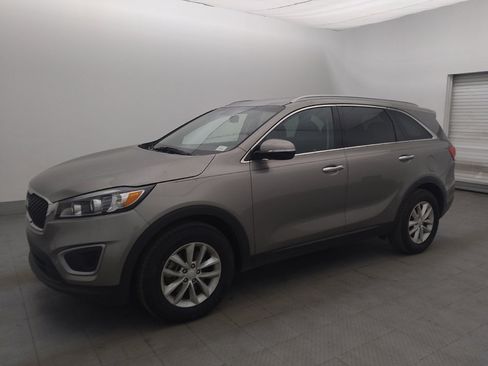Used 2018 Kia Sorento FWD image 2