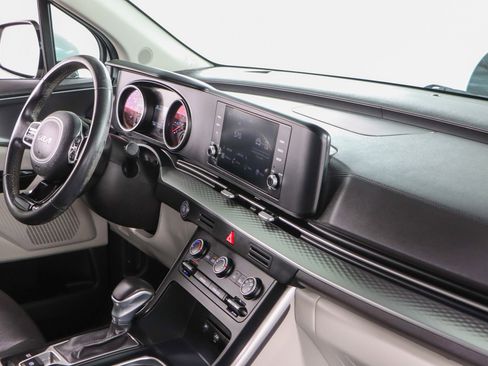 Used 2024 Kia Carnival LX image 26