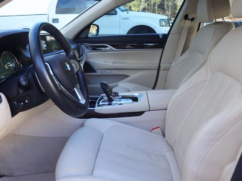 Used 2018 BMW 740i image 10