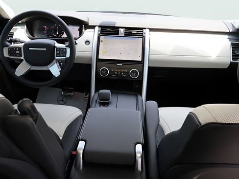 Certified 2025 Land Rover Discovery Dynamic SE AWD/4WD image 13