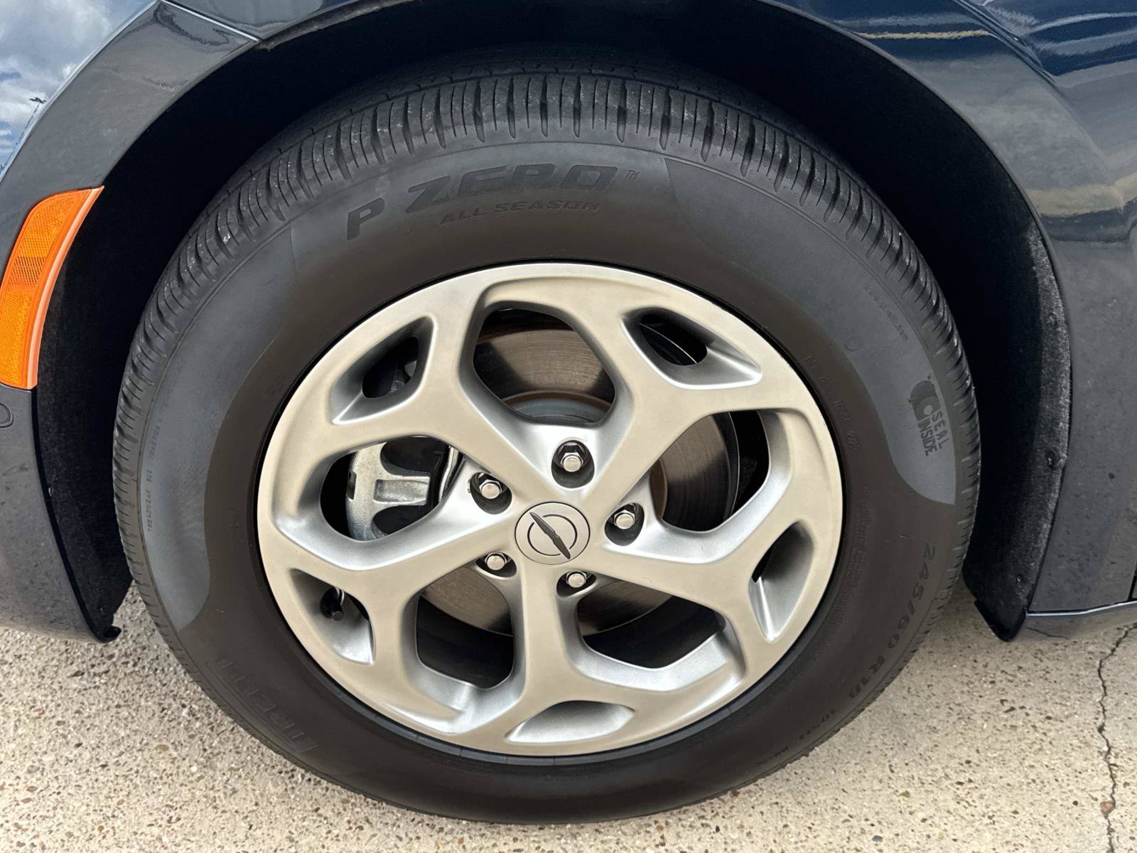 Used 2024 Chrysler Pacifica Limited FWD image 5