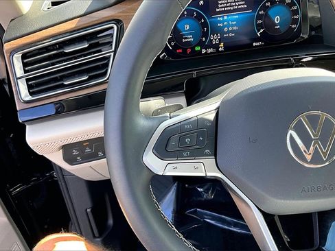 Certified 2025 Volkswagen Atlas SE image 24