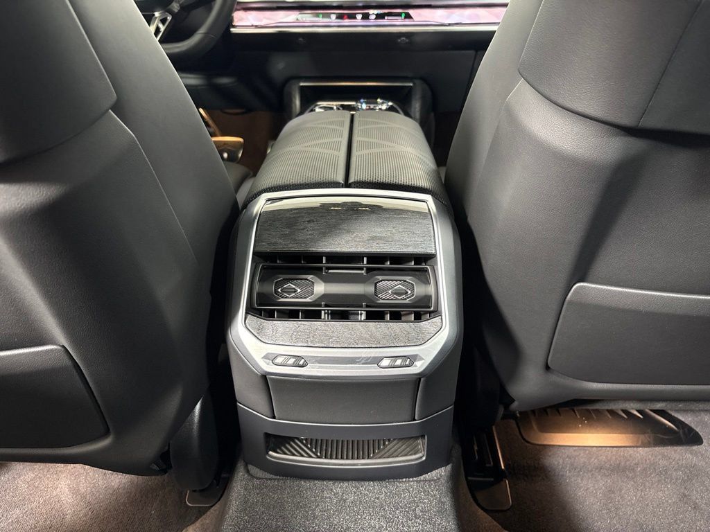Certified 2025 BMW 750e xDrive AWD/4WD image 32