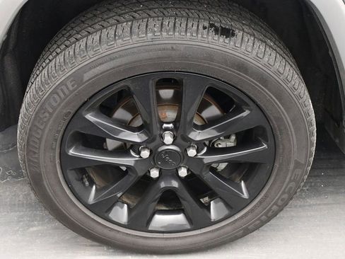 Used 2021 Jeep Grand Cherokee Laredo X image 12