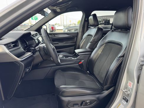 Used 2025 Jeep Grand Cherokee Altitude image 27