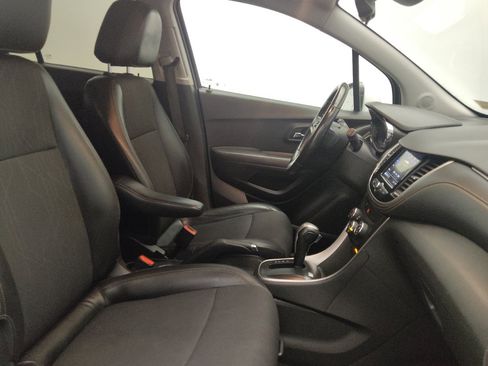 Used 2019 Chevrolet Trax LT w/ LT Convenience Package FWD image 21
