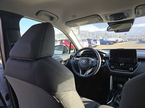Used 2024 Toyota Corolla Cross LE image 10