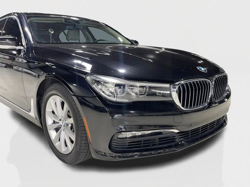 Used 2018 BMW 740i image 3