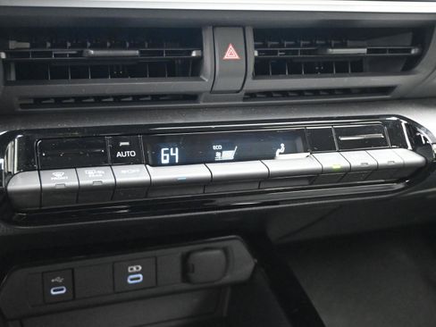 Used 2025 Toyota Prius LE FWD image 30