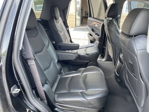 Used 2015 Cadillac Escalade Luxury AWD/4WD image 25